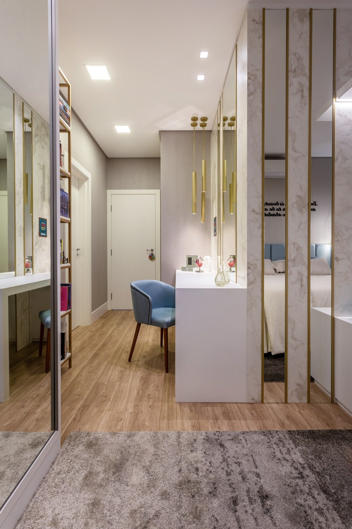 Closets e armários: Armários e circulação bem resolvida