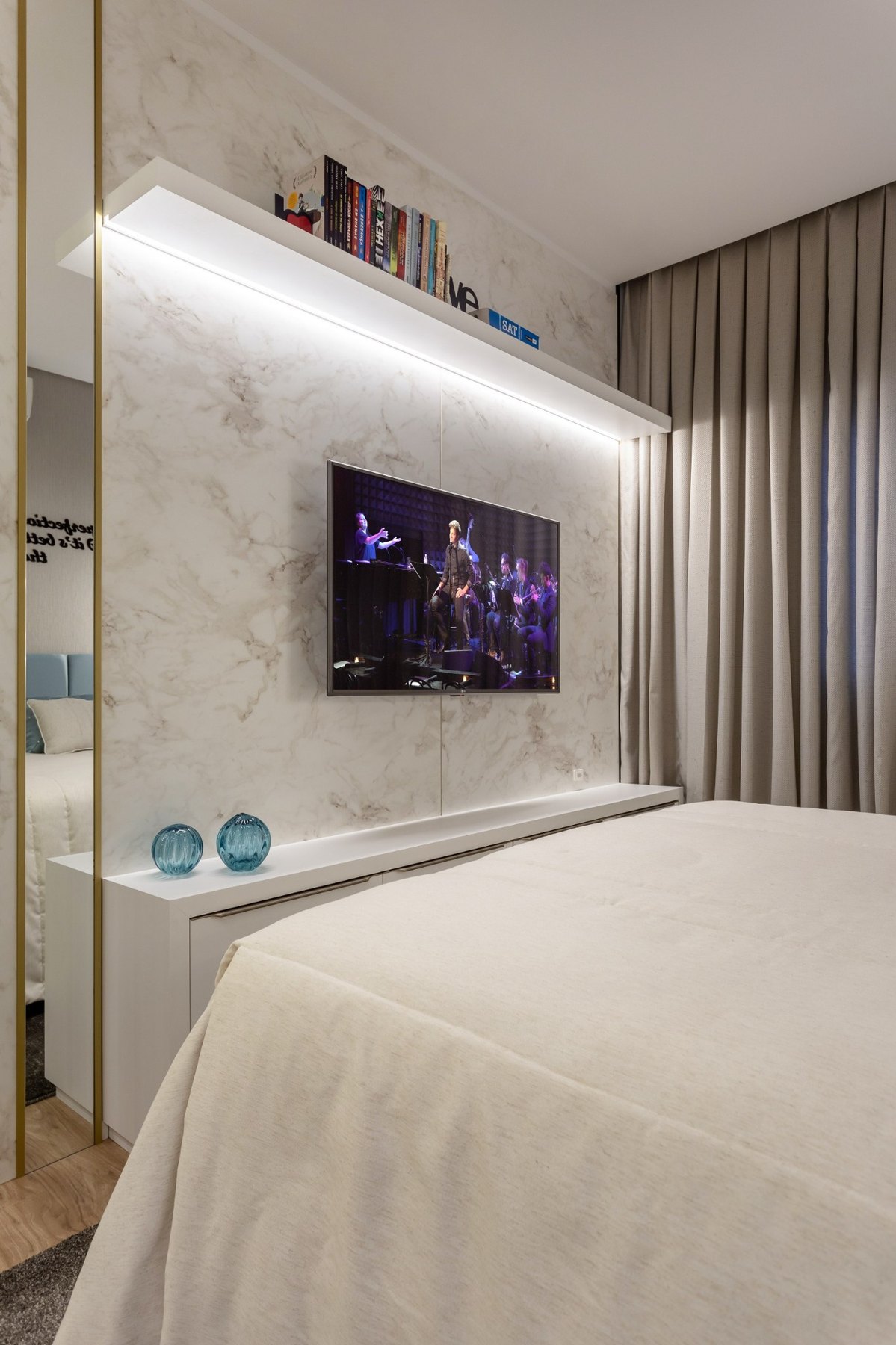 Dormitórios: Painel de TV e composição do quarto