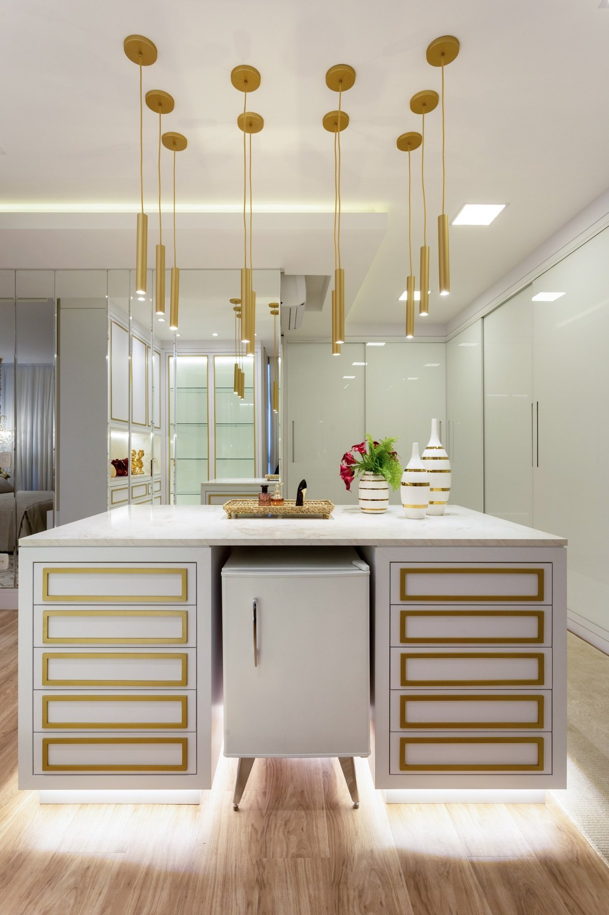 Cozinhas: Ilha central com acabamento elegante